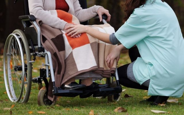 Une personne à besoins particuliers en chaise roulante (Crédit: Shutterstock) Une personne à besoins particuliers en chaise roulante (Crédit: Shutterstock)
