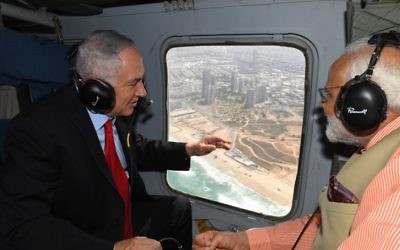 Le Premier ministre Benjamin Netanyahu (à gauche) et son homologue indien, Narendra Modi, en hélicoptère sur Haifa, le 6 juillet 2017 (Crédit : Kobi Gideon / GPO)