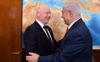 Jason Greenblatt, (à gauche), envoyé spécial du président américain, et le Premier ministre Benjamin Netanyahu, dans les bureaux du Premier ministre à Jérusalem, le 12 juillet 2017. (Crédit : Haim Tzach/GPO)