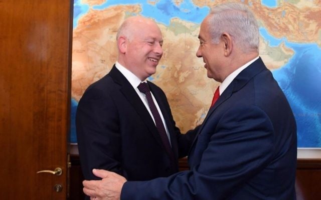 Jason Greenblatt, (à gauche), envoyé spécial du président américain, et le Premier ministre Benjamin Netanyahu, dans les bureaux du Premier ministre à Jérusalem, le 12 juillet 2017. (Crédit : Haim Tzach/GPO) Jason Greenblatt, (à gauche), envoyé spécial du président américain, et le Premier ministre Benjamin Netanyahu, dans les bureaux du Premier ministre à Jérusalem, le 12 juillet 2017. (Crédit : Haim Tzach/GPO)