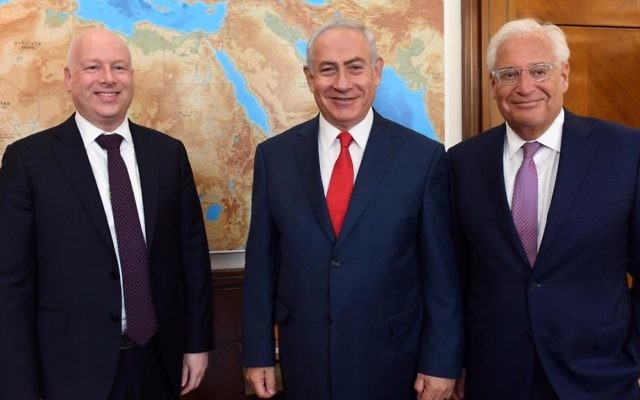 Jason Greenblatt, à gauche, envoyé spécial du président américain, le Premier ministre Benjamin Netanyahu, au centre, et l'ambassadeur américain en Israël David Friedman, dans les bureaux du Premier ministre à Jérusalem, le 12 juillet 2017. (Crédit : Haim Tzach/GPO) Jason Greenblatt, à gauche, envoyé spécial du président américain, le Premier ministre Benjamin Netanyahu, au centre, et l'ambassadeur américain en Israël David Friedman, dans les bureaux du Premier ministre à Jérusalem, le 12 juillet 2017. (Crédit : Haim Tzach/GPO)