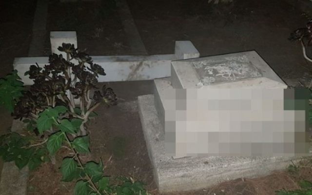 Une tombe vandalisée au cimetière Templar (Crédit : police israélienne) Une tombe vandalisée au cimetière Templar (Crédit : police israélienne)