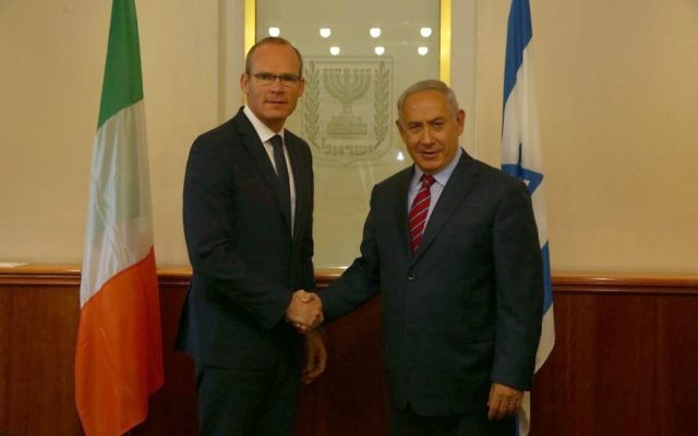 Le ministre irlandais des Affaires étrangères Simon Coveney, à gauche, avec le Premier ministre Benjamin Netanyahu à Jérusalem, le 11 juillet 2017. (Crédit : GPO) Le ministre irlandais des Affaires étrangères Simon Coveney, à gauche, avec le Premier ministre Benjamin Netanyahu à Jérusalem, le 11 juillet 2017. (Crédit : GPO)