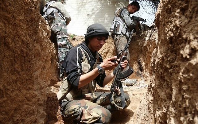 Combattants rebelles syriens du groupe Jaish al-Islam, dans la ville rebelle de Douma, le 10 avril 2016. Illustration. (Crédit : Amer Almohibany/AFP)