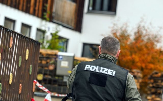 Un policier allemand devant la maison d'un Reichsbürger, à Georgensgmuend, dans le sud du pays, le 19 octobre 2016. (Crédit : Nicolas Armer/dpa/AFP) Un policier allemand devant la maison d'un Reichsbürger, à Georgensgmuend, dans le sud du pays, le 19 octobre 2016. (Crédit : Nicolas Armer/dpa/AFP)