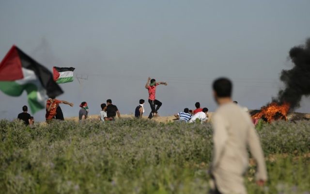 Affrontements entre Palestiniens et forces israéliennes, près de la frontière de la bande de Gaza, à l'est du camp de réfugiés de Jabalia, le 5 juin 2017. (Crédit : Mahmud Hams/AFP)