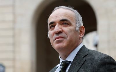 Garry Kasparov, ancien champion du monde d'échecs, à Paris, le 24 mars 2017. (Crédit : Thomas Samson/AFP)