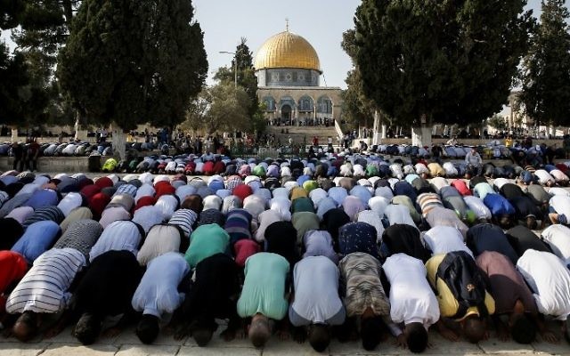 Prière musulmane sur le mont du Temple, le 27 juillet 2017. (Crédit : Ahmad Gharabli/AFP) Prière musulmane sur le mont du Temple, le 27 juillet 2017. (Crédit : Ahmad Gharabli/AFP)