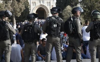 Les forces de sécurité israéliennes devant les palestiniens sur le mont du Temple à Jérusalem le 27 juillet 2017, avec la mosquée Al-Aqsa qui apparaît en arrière-plan (Crédit : AFP PHOTO / AHMAD GHARABLI) Les forces de sécurité israéliennes devant les palestiniens sur le mont du Temple à Jérusalem le 27 juillet 2017, avec la mosquée Al-Aqsa qui apparaît en arrière-plan (Crédit : AFP PHOTO / AHMAD GHARABLI)