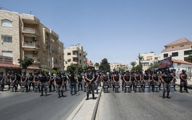 Déploiement des forces de sécurité jordaniennes avant une manifestation devant l'ambassade israélienne à Amman, le 28 juillet 2017. (Crédit : Khalil Mazraawi/AFP) Déploiement des forces de sécurité jordaniennes avant une manifestation devant l'ambassade israélienne à Amman, le 28 juillet 2017. (Crédit : Khalil Mazraawi/AFP)
