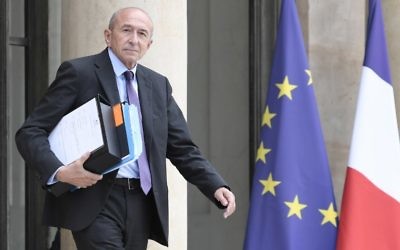Gérard Collomb, ministre français de l'Intérieur, devant l'Elysée, le 2 août 2017. (Crédit : Stéphane de Sakutin/AFP)
