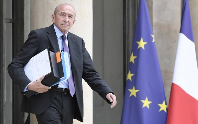 Gérard Collomb, ministre français de l'Intérieur, devant l'Elysée, le 2 août 2017. (Crédit : Stéphane de Sakutin/AFP) Gérard Collomb, ministre français de l'Intérieur, devant l'Elysée, le 2 août 2017. (Crédit : Stéphane de Sakutin/AFP)