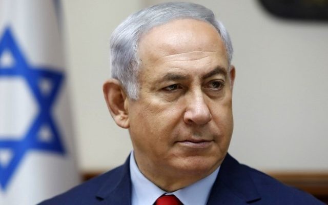 Le Premier ministre Benjamin Netanyahu lors de la réunion hebdomadaire de cabinet dans son bureau de Jérusalem le 6 août 2017 (Crédit : AFP PHOTO / AFP PHOTO AND POOL / GALI TIBBON)
