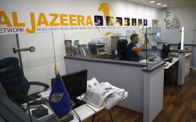 Le bureau de la chaîne qatarie Al-Jazeera à Jérusalem, le 31 juillet 2017. (Crédit : Ahmad Gharabli/AFP) Le bureau de la chaîne qatarie Al-Jazeera à Jérusalem, le 31 juillet 2017. (Crédit : Ahmad Gharabli/AFP)