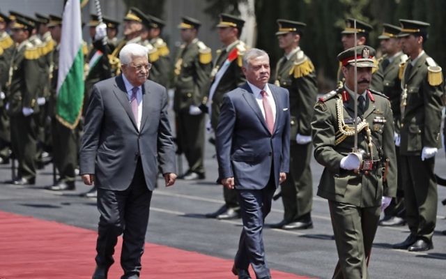Le roi Abdallah II de Jordanie, à droite, avec le président de l'Autorité palestinienne Mahmoud Abbas à son arrivée à Ramallah, en Cisjordanie, le 7 août 2017. (Crédit : Ahmad Gharabli/AFP)