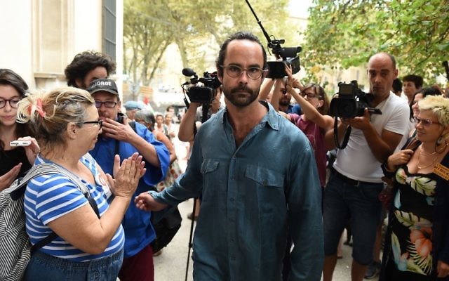 Cédric Herrou devant le tribunal d'Aix-en-Provence, pendant son procès pour avoir aidé des migrants, le 8 août 2017. (Crédit : Boris Horvat/AFP) Cédric Herrou devant le tribunal d'Aix-en-Provence, pendant son procès pour avoir aidé des migrants, le 8 août 2017. (Crédit : Boris Horvat/AFP)