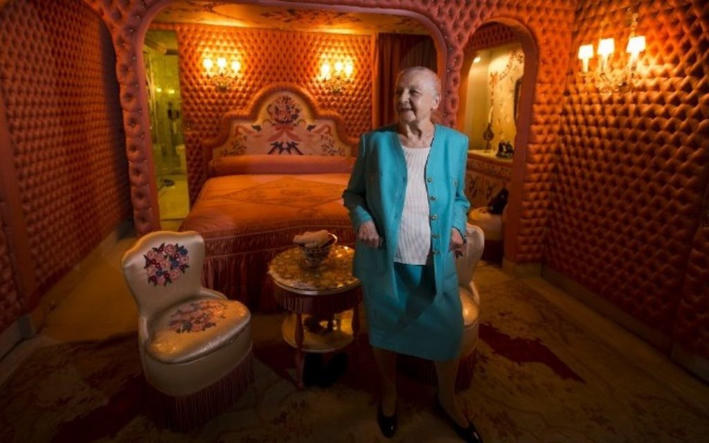 Hélène Martini, surnommée l'impératrice de la nuit, dans sa chambre décorée par l'artiste franco-russe Romain de Tirtoff, à Paris, le 31 mai 2013. (Crédit : Joël Saget/AFP) Hélène Martini, surnommée l'impératrice de la nuit, dans sa chambre décorée par l'artiste franco-russe Romain de Tirtoff, à Paris, le 31 mai 2013. (Crédit : Joël Saget/AFP)