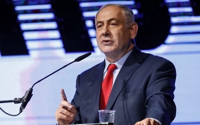 Le Premier ministre Benjamin Netanyahu pendant un rassemblement du Likud pour le soutenir, à Tel Aviv, le 9 août 2017. (Crédit : Jack Guez/AFP)