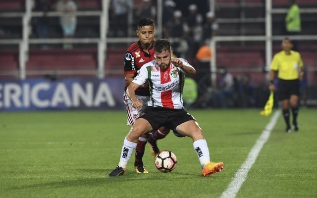 Un joueur des Flamengo brésiliens (en noir) contre un Palestino chilien (en blanc), au stade Ilha do Urubu de Rio de Janeiro, au Brésil, le 9 août 2017. (Crédit : Apu Gomes/AFP) Un joueur des Flamengo brésiliens (en noir) contre un Palestino chilien (en blanc), au stade Ilha do Urubu de Rio de Janeiro, au Brésil, le 9 août 2017. (Crédit : Apu Gomes/AFP)