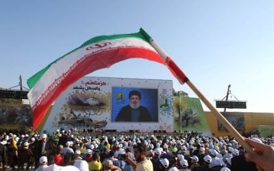 Des partisans du groupe terroriste chiite libanais du Hezbollah pendant un évènement commémorant les 11 ans de la fin de la 2e guerre du Liban avec un discours télévisé d'Hassan Nasrallah, à Khiam, dans le sud du Liban, le 13 août 2017. (Crédit : Mahmoud Zayyat/AFP)