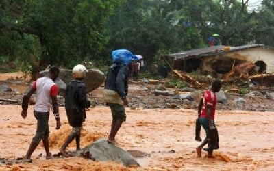 Inondations dévastatrices qui ont fait plus de 300 morts près de Freetown, la capitale de la Sierra Leone, le 14 août 2017. (Crédit : Saidu Bah/AFP)
