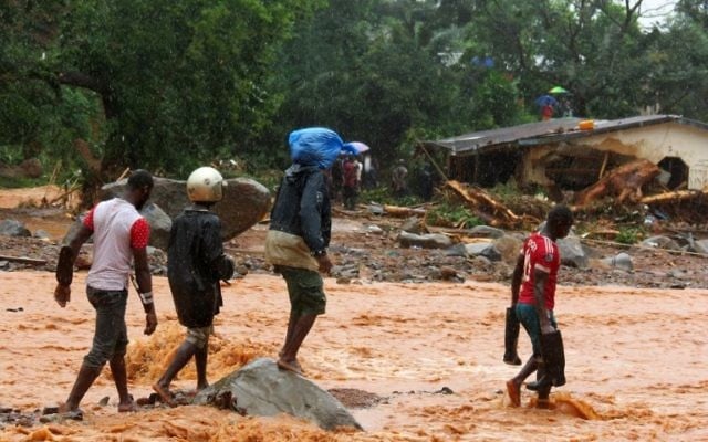 Inondations dévastatrices qui ont fait plus de 300 morts près de Freetown, la capitale de la Sierra Leone, le 14 août 2017. (Crédit : Saidu Bah/AFP)
