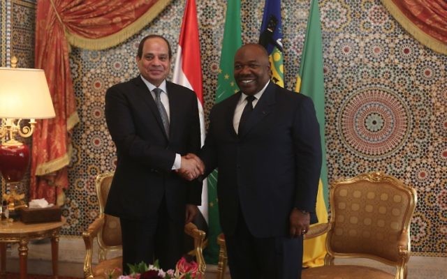 Le président égyptien Abdel Fattah al-Sissi, à gauche, avec son homologue gabonais, Ali Bongo Ondimba, à Libreville, le 16 août 2017. (Crédit : Steve Jordan/AFP)