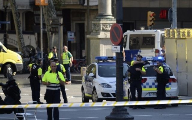 La police et du personnel médical sur les lieux d'une attaque au camion-bélier sur la Rambla à Barcelone, le 17 août 2017. (Crédit : Josep Lago/AFP)