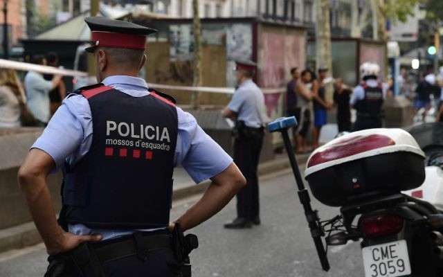 Des policiers espagnols montent la garde sur Las Rambla à Barcelone, le 18 août 2017. (Crédit : AFP PHOTO / JAVIER SORIANO) Des policiers espagnols montent la garde sur Las Rambla à Barcelone, le 18 août 2017. (Crédit : AFP PHOTO / JAVIER SORIANO)
