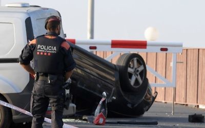 Un policier près de la voiture impliquée dans l'attentat terroriste de Cambrils, à 120 kilomètres en sud de Barcelone, le 18 août 2017. (Crédit : AFP PHOTO / LLUIS GENE)