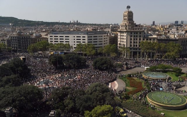 L'assistance quitte la Plaza de Catalunya après avoir observé une minute de silence pour les victimes de l'attentat de Barcelone le 18 août 2017, vingt-quatre heures après qu'une fourgonnette a foncé dans la foule, faisant 13 morts et blessant plus de 100 personnes dans le quartier Las Ramblas de Barcelone (Crédit : / AFP PHOTO / LLUIS GENE) L'assistance quitte la Plaza de Catalunya après avoir observé une minute de silence pour les victimes de l'attentat de Barcelone le 18 août 2017, vingt-quatre heures après qu'une fourgonnette a foncé dans la foule, faisant 13 morts et blessant plus de 100 personnes dans le quartier Las Ramblas de Barcelone (Crédit : / AFP PHOTO / LLUIS GENE)