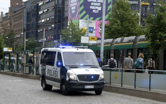 La police finlandaise patrouille à Helsinki, après une attaque au couteau à Turku, le 18 août 2017 (Crédit : AFP PHOTO / Lehtikuva / Linda MANNER / Finland OUT) La police finlandaise patrouille à Helsinki, après une attaque au couteau à Turku, le 18 août 2017 (Crédit : AFP PHOTO / Lehtikuva / Linda MANNER / Finland OUT)