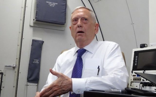 James Mattis, secrétaire d'Etat américain à la Défense, dans l'avion pour la Jordanie, le 20 août 2017. (Crédit : Paul Handley/AFP) James Mattis, secrétaire d'Etat américain à la Défense, dans l'avion pour la Jordanie, le 20 août 2017. (Crédit : Paul Handley/AFP)