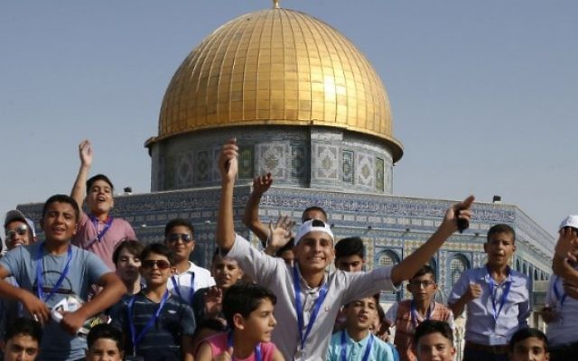 Des enfants palestiniens de la bande de Gaza posent pour une photo dans le complexe de la mosquée Al-Aqsa dans la Vieille Ville de Jérusalem le 20 août 2017 alors qu'ils visitent la ville pour la première fois dans le cadre d'un programme d'échange dirigé par L'agence des Nations Unies pour les réfugiés palestiniens. (Crédit : AFP / AHMAD GHARABLI)