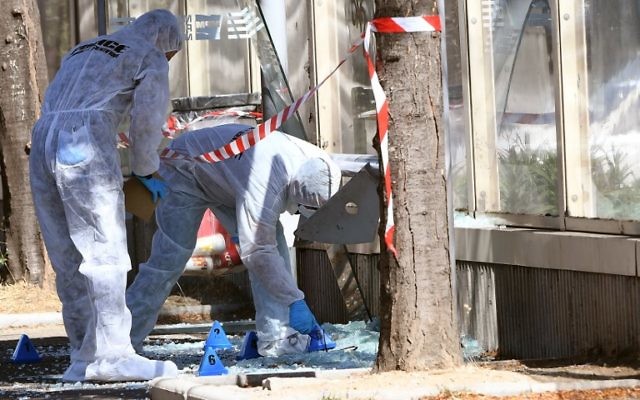 La police scientifique française inspecte le lieu où une voiture a percuté un piéton à Marseille (Crédit: AFP PHOTO / Boris HORVAT) La police scientifique française inspecte le lieu où une voiture a percuté un piéton à Marseille (Crédit: AFP PHOTO / Boris HORVAT)