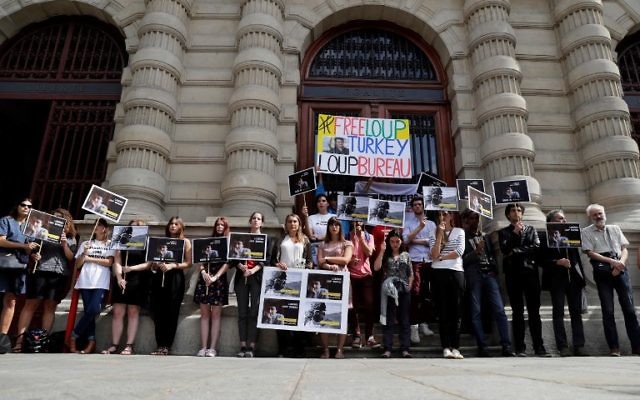 Mobilisation de soutien à Loup Bureau, journaliste français détenu en Turquie et libéré depuis, devant la mairie du 4e arrondissement de Paris, le 23 août 2017. (Crédit : Thomas Samson/AFP)