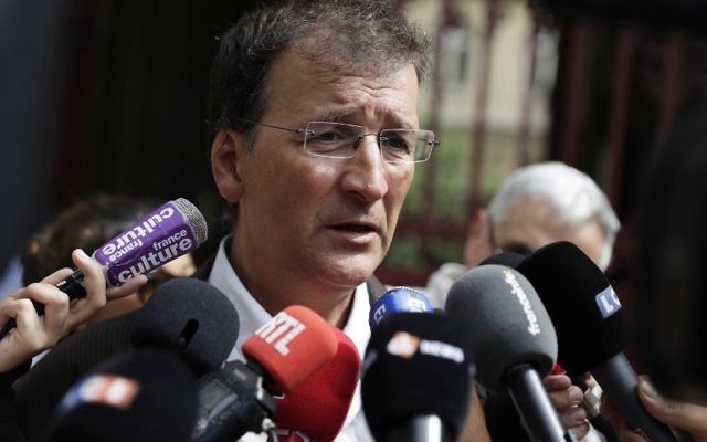 Loic Bureau, le père de Loup Bureau, pendant une mobilisation de soutien au journaliste français détenu en Turquie, devant la mairie du 4e arrondissement de Paris, le 23 août 2017. (Crédit : Thomas Samson/AFP) Loic Bureau, le père de Loup Bureau, pendant une mobilisation de soutien au journaliste français détenu en Turquie, devant la mairie du 4e arrondissement de Paris, le 23 août 2017. (Crédit : Thomas Samson/AFP)