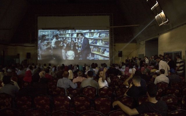 Des Gazaouis pendant la projection de "Dix ans" au cinéma Samer de Gaza Ville, le 26 août 2017. (Crédit : Mahmud Hams/AFP) Des Gazaouis pendant la projection de "Dix ans" au cinéma Samer de Gaza Ville, le 26 août 2017. (Crédit : Mahmud Hams/AFP)