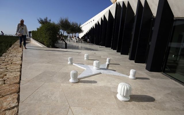 Le musée palestinien, à Bir Zeit, près de Ramallah, le 26 août 2017. (Crédit : Abbas Momani/AFP) Le musée palestinien, à Bir Zeit, près de Ramallah, le 26 août 2017. (Crédit : Abbas Momani/AFP)