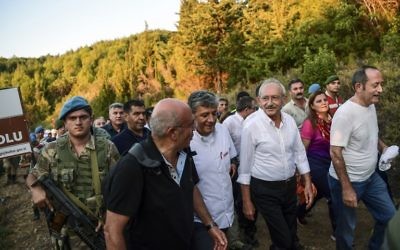 Kemal Kiliçdaroglu, au centre, dirigeant du principal parti d'opposition de Turquie, pendant son "Congrès de la Justice", à Canakkale, le 27 août 2017. (Crédit : Ozan Kose/AFP)