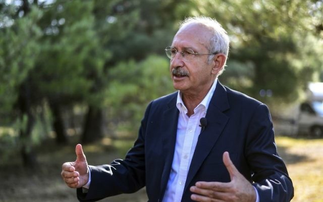 Kemal Kiliçdaroglu, au centre, dirigeant du principal parti d'opposition de Turquie, pendant son "Congrès de la Justice", à Canakkale, le 27 août 2017. (Crédit : Ozan Kose/AFP)