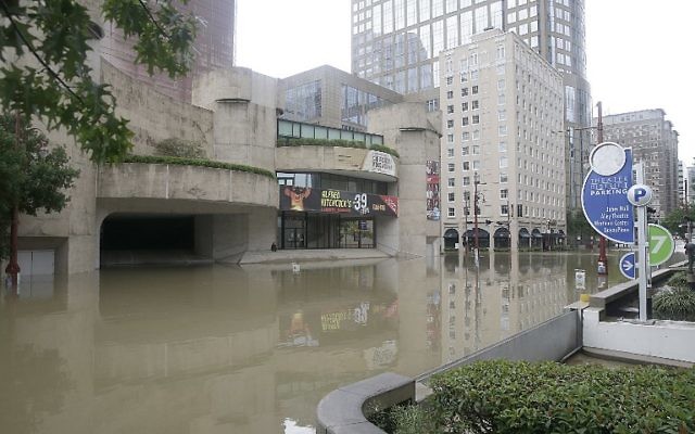 Un quartier du centre de Houston, Texas, inondé après le passage de l'ouragan Harvey, le 27 août 2017. (Crédit : Thomas B. Shea/AFP) Un quartier du centre de Houston, Texas, inondé après le passage de l'ouragan Harvey, le 27 août 2017. (Crédit : Thomas B. Shea/AFP)