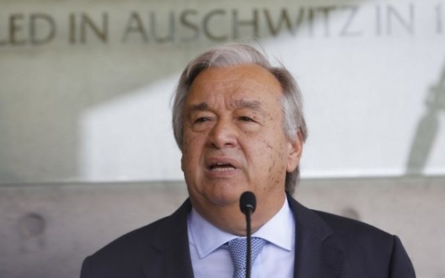 Le secrétaire-général des Nations unies Antonio Guterres s'adresse à la presse après sa visite du musée de l'Holocauste de  Yad Vashem à Jérusalem, le 28 août 2017 (Crédit : Menahem Kahana/ AFP Photo)