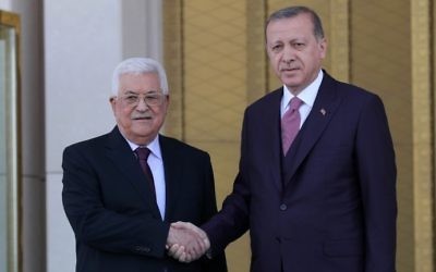 Mahmoud Abbas, président de l'Autorité palestinienne, (à gauche), et le président turc Recep Tayyip Erdogan, à Ankara, le 28 août 2017. (Crédit : Adem Altan/AFP)