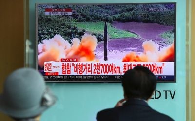 Lancement d'un missile nord-coréen vu à la télévision sud-coréenne, dans une station de métro de Séoul, le 29 août 2017. (Crédit : Jung Yeon-Je/AFP)