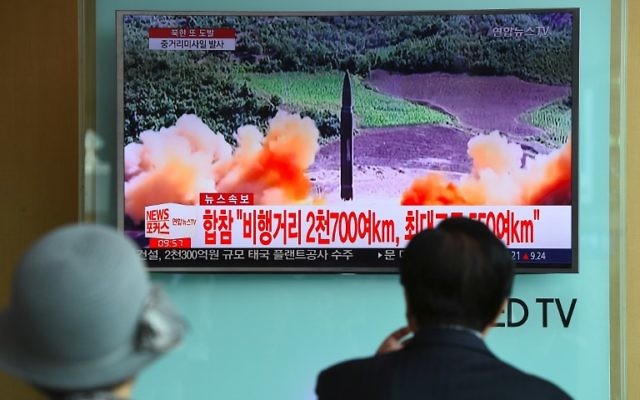 Lancement d'un missile nord-coréen vu à la télévision sud-coréenne, dans une station de métro de Séoul, le 29 août 2017. (Crédit : Jung Yeon-Je/AFP)
