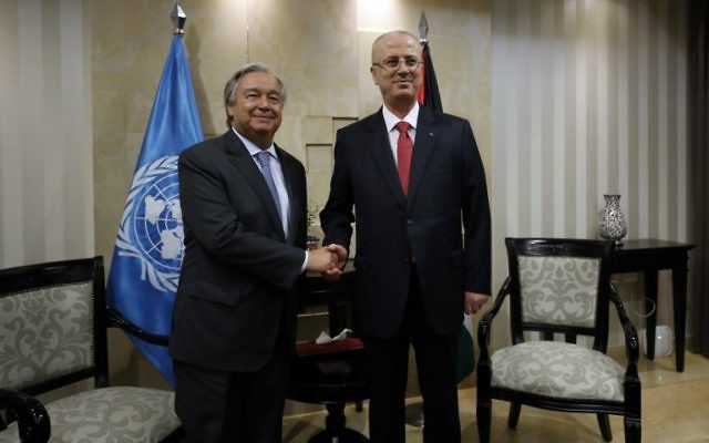 Antonio Guterres, à gauche, secrétaire général des Nations unies, avec le Premier ministre de l'Autorité palestinienne Rami Hamdallah, à Ramallah, en Cisjordanie, le 29 août 2017. (Crédit : Mohamad Torokman/Pool/AFP) Antonio Guterres, à gauche, secrétaire général des Nations unies, avec le Premier ministre de l'Autorité palestinienne Rami Hamdallah, à Ramallah, en Cisjordanie, le 29 août 2017. (Crédit : Mohamad Torokman/Pool/AFP)