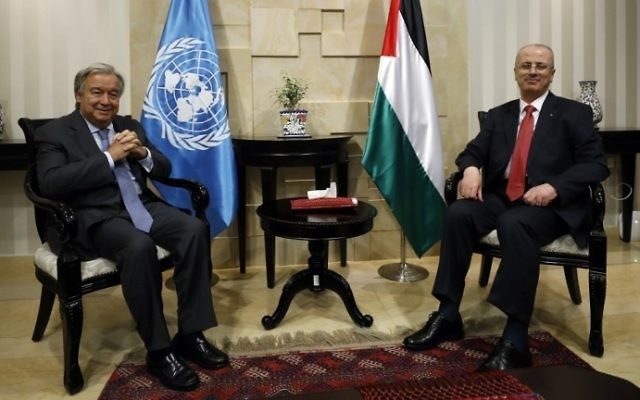 Le secrétaire-général des Nations unies Antonio Guterres, à gauche, rencontre le Premier ministre de l'Autorité palestinienne  Rami Hamdallah, à droite, dans la ville de Ramallah, en Cisjordanie, le 29 août 2017 (Crédit :  Mohamad Torokman/Pool/AFP PHOTO)