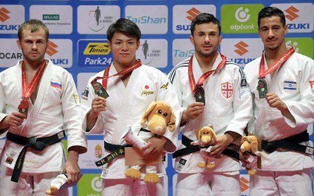De gauche à droite, le russe Mikhail Puliaev, le japonais Hifumi Abe, le géorgien  Vazha Margvelashvili et l'israélien  Tal Flicker sur le podium durant la cérémonie de remise des médailles aux Championnats du monde de Judo à Budapest, le 29 août 207 (Crédit :  Attila Kisbenedek/AFP Photo)