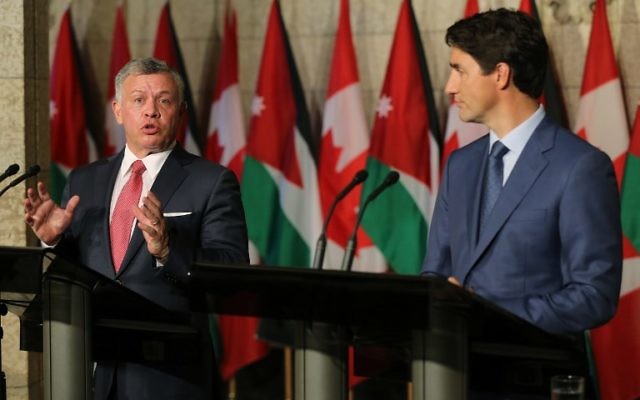 Le roi Abdallah II de Jordanie, à gauche, pendant une conférence de presse commune avec le Premier ministre canadien Justin Trudeau, à Ottawa, le 29 août 2017. (Crédit : Lars Hagberg/AFP)